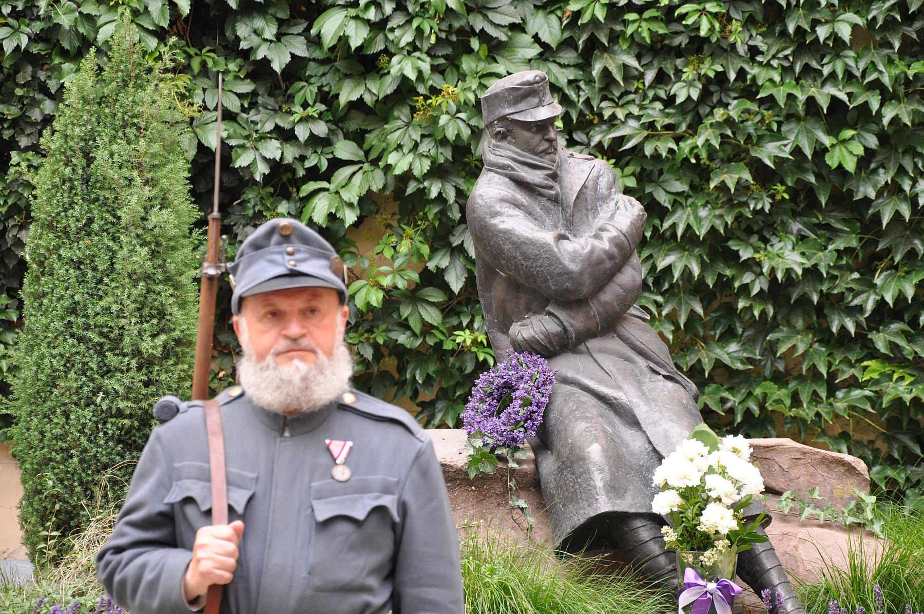 Emlékezés Gyóni Gézára a Szent István Művelődési Ház Díszudvarán